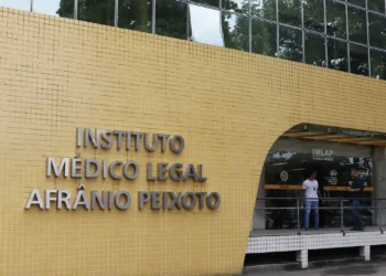 Polícia Civil do Rio de Janeiro realiza nova necropsia no corpo de Juliana Marins, brasileira morta após acidente em trilha na Indonésia. Exame busca esclarecer divergências no laudo oficial.
