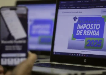 Consulta ao 3º lote da restituição do IR 2025 será liberada nesta quinta (24). Mais de 7,2 milhões receberão R$ 10 bilhões, com prioridade para pré-preenchida + Pix.