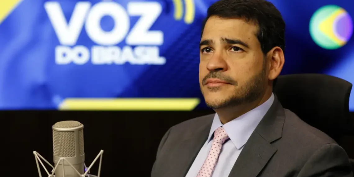 Em artigo no NY Times, Jorge Messias reafirma autonomia do Poder Judiciário brasileiro e contesta tarifas americanas, destacando defesa da legalidade e combate às fake news.