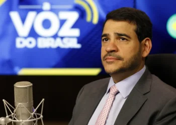 Em artigo no NY Times, Jorge Messias reafirma autonomia do Poder Judiciário brasileiro e contesta tarifas americanas, destacando defesa da legalidade e combate às fake news.