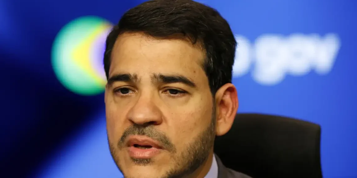 AGU apresenta ação no STF para reverter derrubada de decreto que aumenta o IOF. Governo alega violação da separação de poderes e necessidade de reforço fiscal.