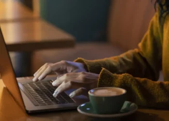 Setor de serviços já representa 57% dos empregos formais no Brasil. Estudo da CNS revela alta na geração de vagas e salários acima da média nacional em 2025.