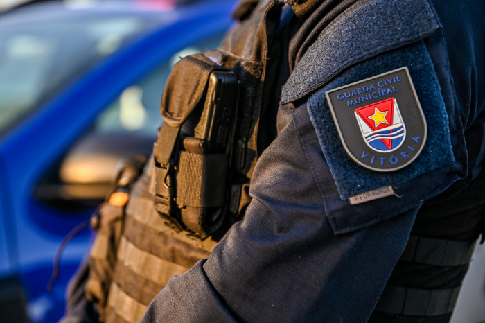 Guarda Municipal de Vitória prende homem com drogas na Ilha do Príncipe. Suspeito confessou ligação com a facção TCP e revelou detalhes do tráfico local.