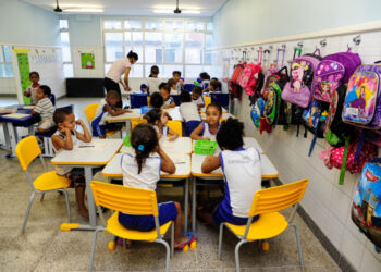 Vitória realiza Avaliação Institucional 2025 nas escolas municipais até 11 de agosto. Ação inclui estudantes, famílias e profissionais da educação.
