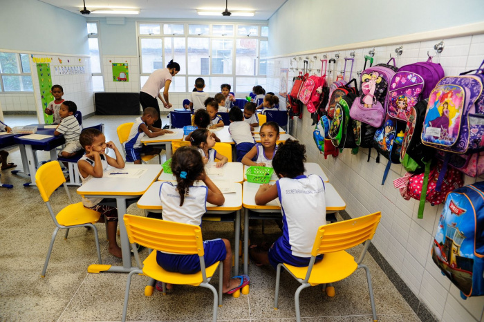 Vitória realiza Avaliação Institucional 2025 nas escolas municipais até 11 de agosto. Ação inclui estudantes, famílias e profissionais da educação.
