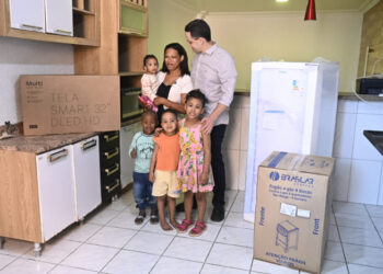 Prefeitura de Vitória entrega nova casa à família Matos no bairro Conquista por meio do Bônus Moradia. Programa já transformou a vida de 245 famílias em situação de vulnerabilidade.
