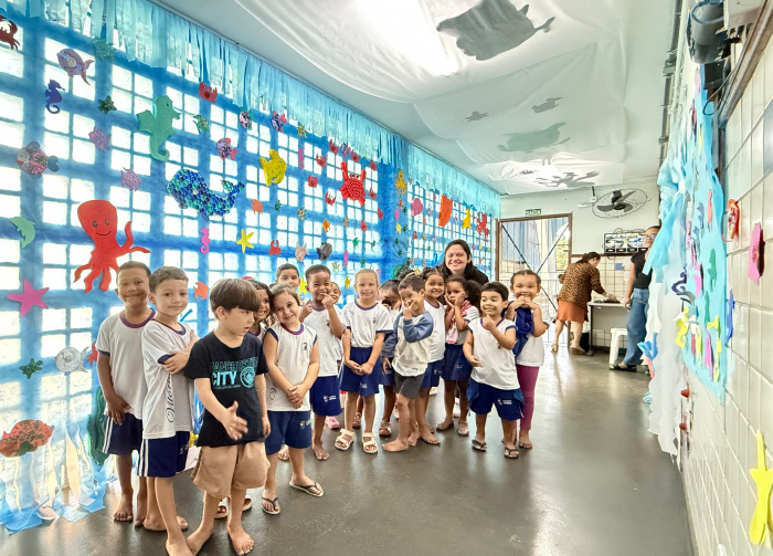 Crianças do Cmei Pedro Feu Rosa, em Vitória (ES), participam do projeto "Capixabando com as Maravilhas do ES", que promove a cultura capixaba e o turismo sustentável por meio de dinâmicas lúdicas e criativas.