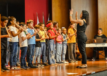 A Fafi abre inscrições para 357 vagas em oficinas gratuitas de teatro, dança e música no segundo semestre de 2025. Aulas começam em 4 de agosto. Veja como participar.