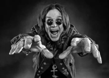 Ozzy Osbourne, fundador do Black Sabbath e ícone do heavy metal, morre aos 76 anos. A despedida aconteceu duas semanas após último show em Birmingham. Família confirmou falecimento nesta terça-feira (22).