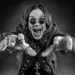 Ozzy Osbourne, fundador do Black Sabbath e ícone do heavy metal, morre aos 76 anos. A despedida aconteceu duas semanas após último show em Birmingham. Família confirmou falecimento nesta terça-feira (22).