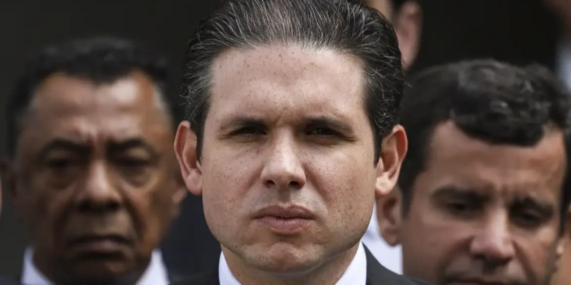 Presidente da Câmara, Hugo Motta, proíbe reuniões de comissões até 1º de agosto, frustrando plano de deputados do PL de votar apoio a Bolsonaro, que está com tornozeleira eletrônica.