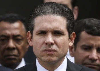 Presidente da Câmara, Hugo Motta, proíbe reuniões de comissões até 1º de agosto, frustrando plano de deputados do PL de votar apoio a Bolsonaro, que está com tornozeleira eletrônica.