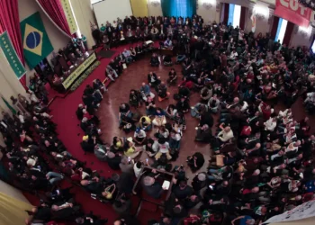 Mais de 100 entidades participaram de ato na USP em defesa da soberania nacional. Manifesto repudia tarifas de Trump e possíveis interferências na democracia brasileira.