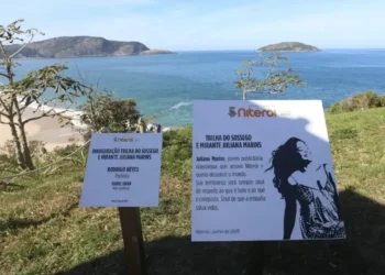 Prefeitura de Niterói inaugura placa em homenagem a Juliana Marins, jovem de 26 anos que morreu em trilha na Indonésia. Mirante e trilha da Praia do Sossego passam a levar seu nome