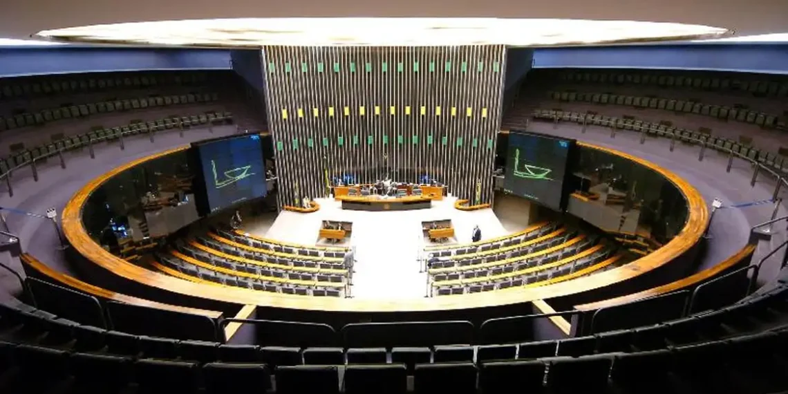 O presidente Lula vetou integralmente o projeto que aumentaria o número de deputados federais de 513 para 531. Governo apontou inconstitucionalidade e ausência de estimativas de impacto fiscal, contrariando a Lei de Responsabilidade Fiscal.