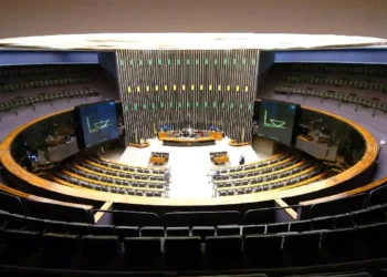 O presidente Lula vetou integralmente o projeto que aumentaria o número de deputados federais de 513 para 531. Governo apontou inconstitucionalidade e ausência de estimativas de impacto fiscal, contrariando a Lei de Responsabilidade Fiscal.