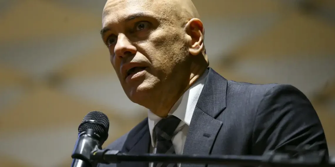 Secretário de Estado dos EUA, Marco Rubio, anuncia revogação dos vistos do ministro Alexandre de Moraes, familiares e aliados. Decisão ocorre após operação da PF contra Bolsonaro e aumenta tensão diplomática entre os países.