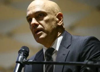Secretário de Estado dos EUA, Marco Rubio, anuncia revogação dos vistos do ministro Alexandre de Moraes, familiares e aliados. Decisão ocorre após operação da PF contra Bolsonaro e aumenta tensão diplomática entre os países.
