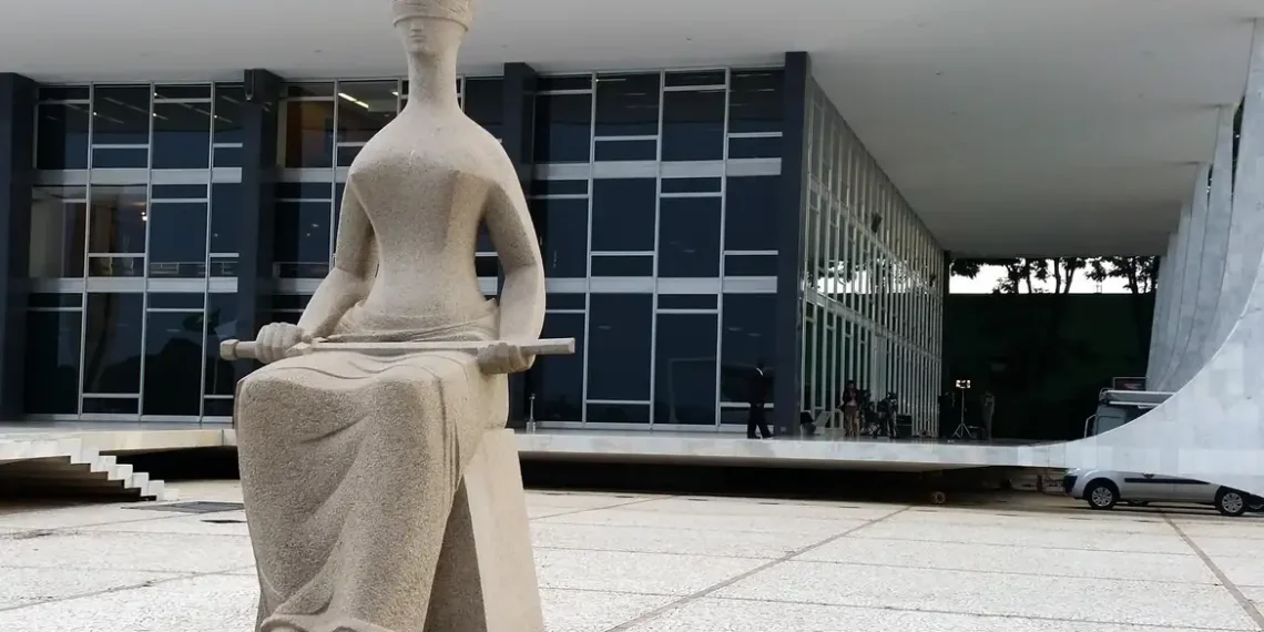 Audiência no STF sobre tentativa de golpe registra ausência da maioria das testemunhas de defesa de Marcelo Câmara, acusado de liderar espionagem pró-Bolsonaro. Defesa contesta falta de intimações.