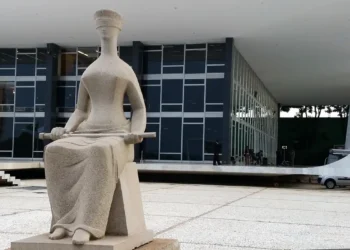 Audiência no STF sobre tentativa de golpe registra ausência da maioria das testemunhas de defesa de Marcelo Câmara, acusado de liderar espionagem pró-Bolsonaro. Defesa contesta falta de intimações.