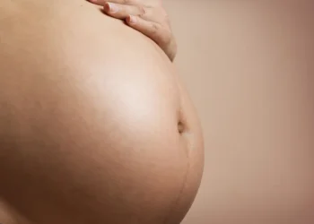 Microplásticos foram encontrados em placentas e cordões umbilicais de recém-nascidos em Maceió, segundo estudo inédito na América Latina. Pesquisadores alertam para riscos à saúde fetal e destacam necessidade de regulamentação ambiental.