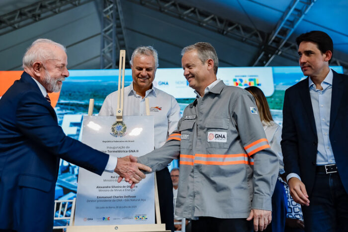 Presidente Lula inaugura a Usina Termelétrica GNA II, no Porto do Açu (RJ), com capacidade de atender 8 milhões de residências. Projeto estratégico do Novo PAC avança transição energética no Brasil.