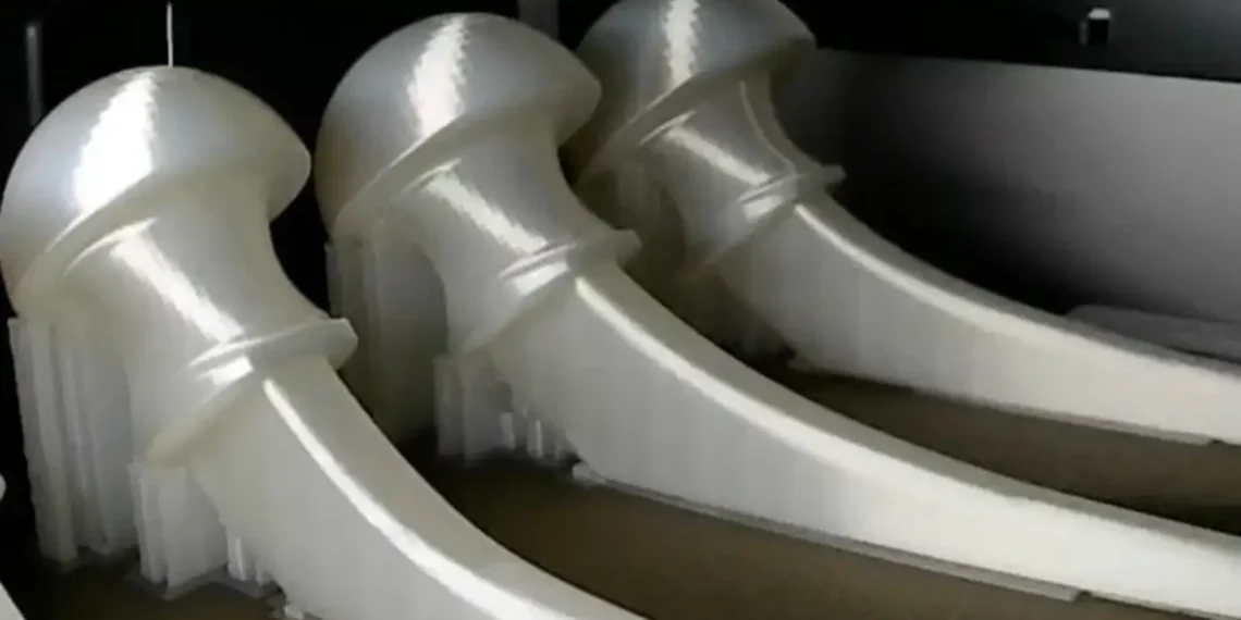 Pesquisadores do Paraná desenvolvem próteses temporárias com antibióticos feitas em impressoras 3D para tratar infecções articulares. Iniciativa já beneficiou pacientes no SUS e deve ser expandida.