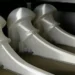 Pesquisadores do Paraná desenvolvem próteses temporárias com antibióticos feitas em impressoras 3D para tratar infecções articulares. Iniciativa já beneficiou pacientes no SUS e deve ser expandida.