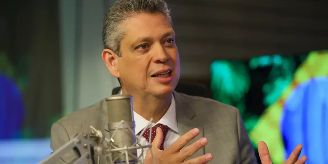 Ministro Márcio Macêdo defende prerrogativa de Lula sobre IOF e critica interferência entre Poderes. Governo busca manter verbas públicas e justiça tributária.