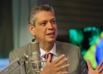 Ministro Márcio Macêdo defende prerrogativa de Lula sobre IOF e critica interferência entre Poderes. Governo busca manter verbas públicas e justiça tributária.