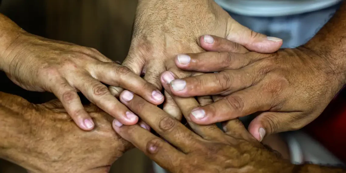 Governo federal reconhece direito à pensão vitalícia para filhos de pessoas internadas por hanseníase até 1986. Medida busca reparação histórica e memória das vítimas da segregação.