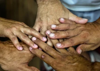 Governo federal reconhece direito à pensão vitalícia para filhos de pessoas internadas por hanseníase até 1986. Medida busca reparação histórica e memória das vítimas da segregação.