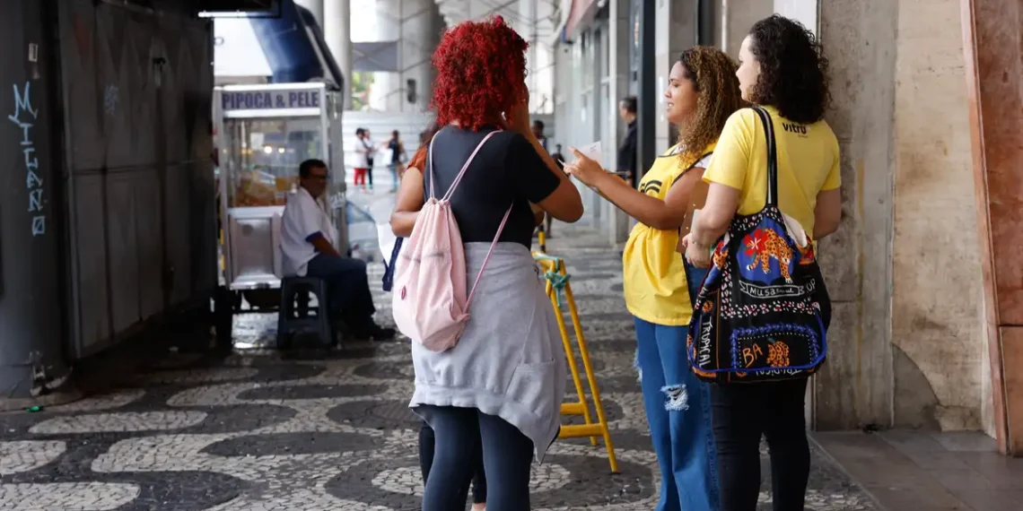 Camilo Santana busca ampliar o Pé-de-Meia a todos os alunos do ensino médio público até 2026. Programa pode beneficiar mais de 4 milhões de estudantes.