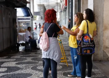 Camilo Santana busca ampliar o Pé-de-Meia a todos os alunos do ensino médio público até 2026. Programa pode beneficiar mais de 4 milhões de estudantes.