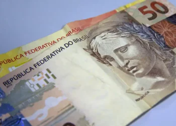 Mais de 3,8 milhões de trabalhadores nascidos em setembro e outubro podem sacar o abono salarial PIS/Pasep a partir de 15 de julho. Saiba como consultar e retirar o benefício.