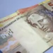 Mais de 3,8 milhões de trabalhadores nascidos em setembro e outubro podem sacar o abono salarial PIS/Pasep a partir de 15 de julho. Saiba como consultar e retirar o benefício.