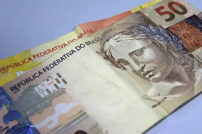 Mais de 3,8 milhões de trabalhadores nascidos em setembro e outubro podem sacar o abono salarial PIS/Pasep a partir de 15 de julho. Saiba como consultar e retirar o benefício.