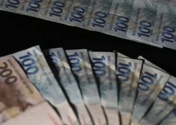 Governo libera R$ 20,6 bilhões no Orçamento de 2025 com manutenção parcial do decreto do IOF. Relatório aponta redução do déficit e aumento da arrecadação.