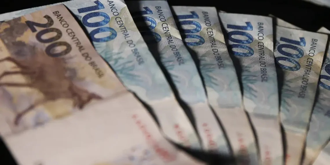 Estudo do Ipea aponta que falhas no sistema de impostos causam perdas superiores a R$ 200 bilhões ao ano. Simples, lucro presumido e isenção de dividendos agravam desigualdades. Governo discute justiça tributária no Congresso e STF.