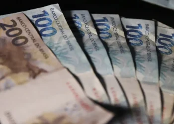 Estudo do Ipea aponta que falhas no sistema de impostos causam perdas superiores a R$ 200 bilhões ao ano. Simples, lucro presumido e isenção de dividendos agravam desigualdades. Governo discute justiça tributária no Congresso e STF.