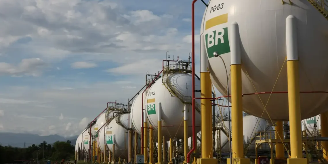 Petrobras reduz em média 14% o preço da molécula de gás natural para distribuidoras a partir de agosto. Medida reflete variação do petróleo Brent e câmbio. No RJ, queda será repassada aos consumidores.