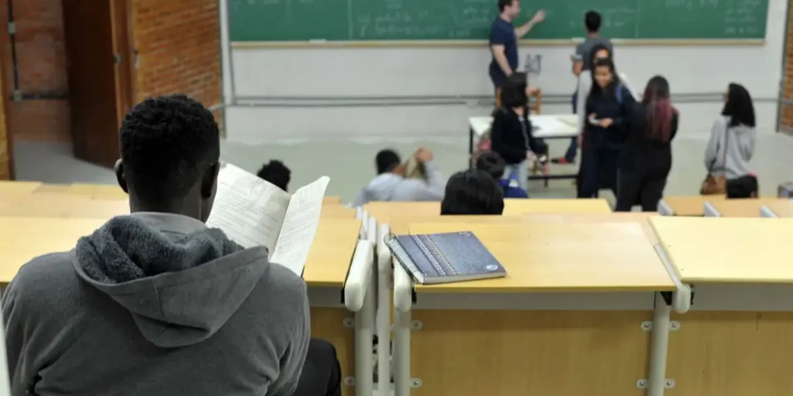 Fies 2025 abre inscrições de 14 a 18 de julho com 112 mil vagas. Fies Social garante 100% de financiamento a estudantes do CadÚnico. Veja como participar.