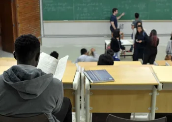 Fies 2025 abre inscrições de 14 a 18 de julho com 112 mil vagas. Fies Social garante 100% de financiamento a estudantes do CadÚnico. Veja como participar.