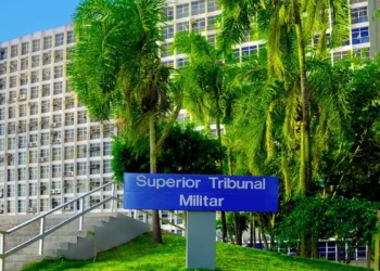 Justiça Militar condena suboficial da Marinha por assédio sexual contra cabo trans no Rio. Sentença reconhece abalo psicológico e reforça dever institucional de combater violência de gênero.