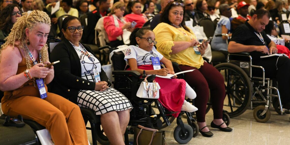 A Lei Brasileira de Inclusão completa 10 anos com avanços na proteção de direitos, mas inclusão no mercado de trabalho segue desafiadora. Especialistas apontam necessidade de acessibilidade, fiscalização e mudança de cultura nas empresas.
