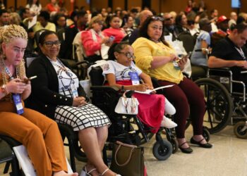 A Lei Brasileira de Inclusão completa 10 anos com avanços na proteção de direitos, mas inclusão no mercado de trabalho segue desafiadora. Especialistas apontam necessidade de acessibilidade, fiscalização e mudança de cultura nas empresas.