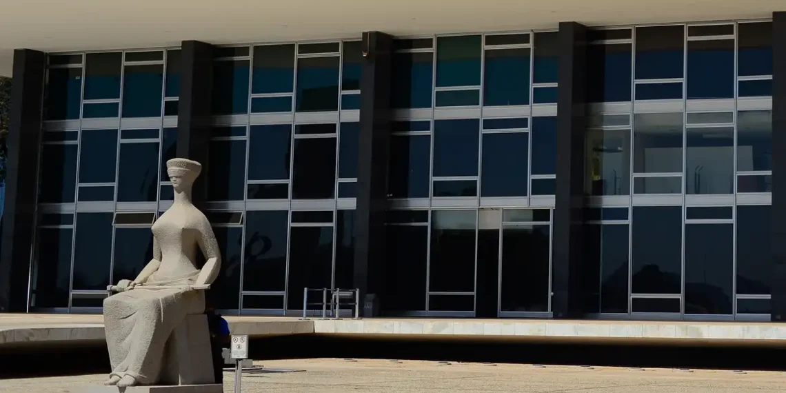Clebson Vieira, ex-analista do Ministério da Justiça, afirmou ter recebido ordem para investigar suposta ligação de Lula com facções criminosas durante as eleições de 2022. Depoimento integra ação penal que apura tentativa de golpe de Estado.