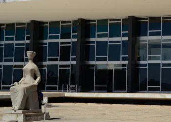 Clebson Vieira, ex-analista do Ministério da Justiça, afirmou ter recebido ordem para investigar suposta ligação de Lula com facções criminosas durante as eleições de 2022. Depoimento integra ação penal que apura tentativa de golpe de Estado.