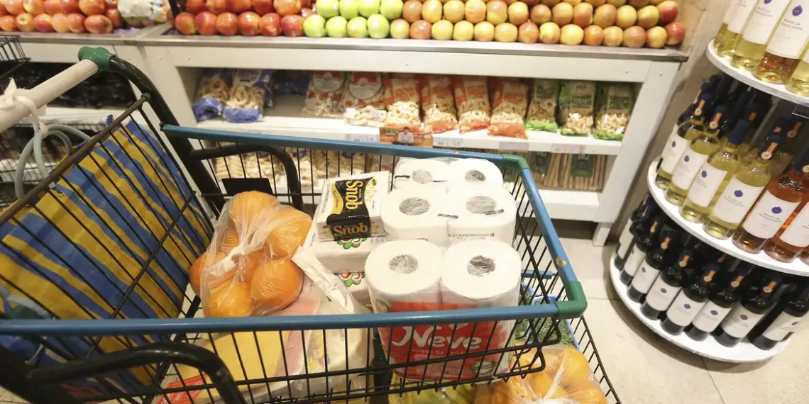 São Paulo segue com o maior custo do país, enquanto Aracaju registra os preços mais baixos; tomate e leite tiveram variações significativas entre maio e junho.