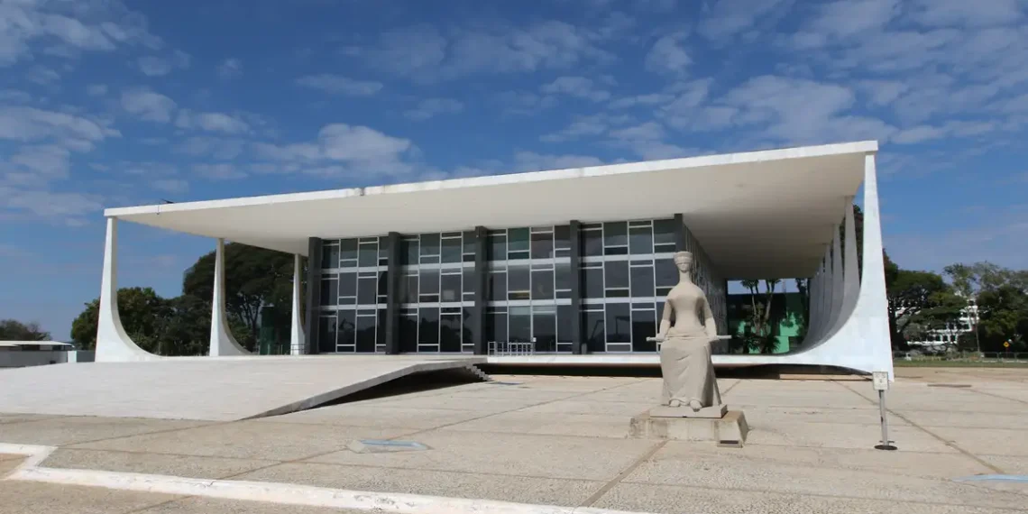 Ministros do STF devem sair em defesa de Alexandre de Moraes na reabertura dos trabalhos da Corte, após sanções dos EUA com base na Lei Magnitsky. Flávio Dino foi o único a se manifestar até o momento.